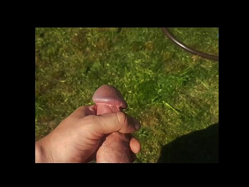 ❤️ المثير الساخنة يحصل بوسها الوردي مارس الجنس و cums في بخ في حديقة صيفية الإباحية vk