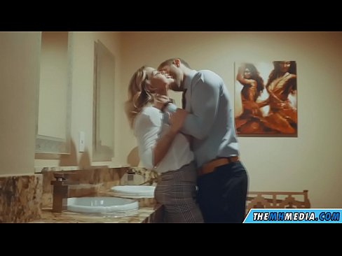 ❤️ عندما تغريك شقراء مفلس في مرحاض عام الإباحية vk